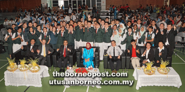 Excellent Students Receive Awards from NAIM Foundation