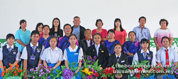 Excellent Students Receive Awards from NAIM Foundation