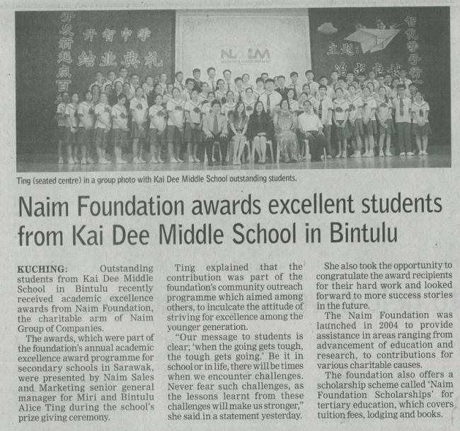 Tabung Amanah NAIM Awards Excellent Students from Kai Dee Middle School in Bintulu