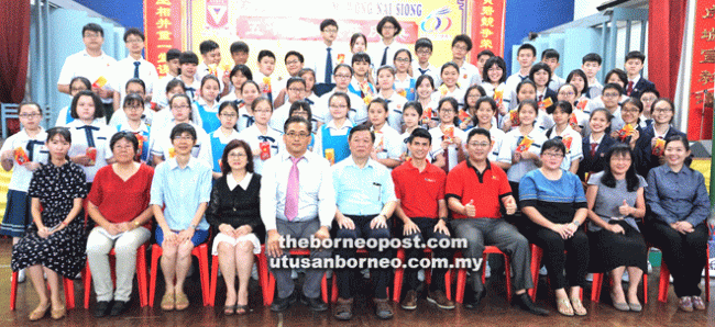 Tabung Amanah NAIM Presents Awards to Outstanding Students